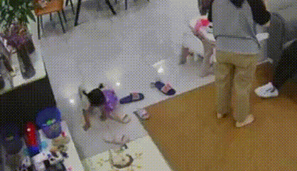 花15元买的气球爆炸，女童胳膊汗毛和后脑勺头发烫卷，宝妈发视频提醒吸取教训