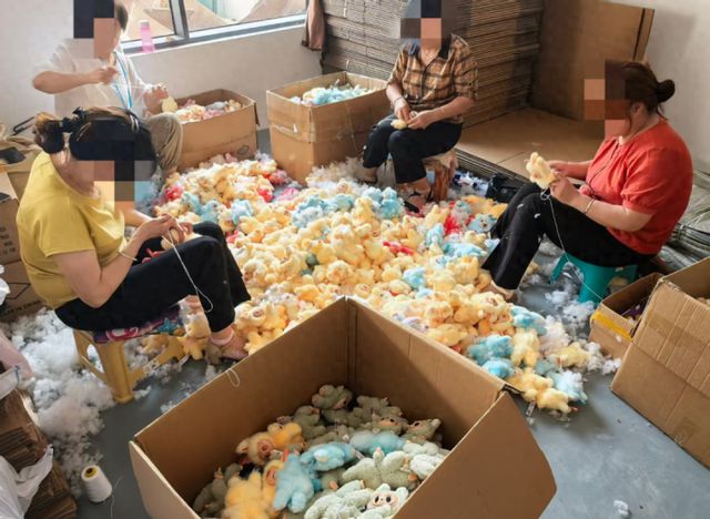 浙江金华查获1.8万个假拉布布（LABUBU）