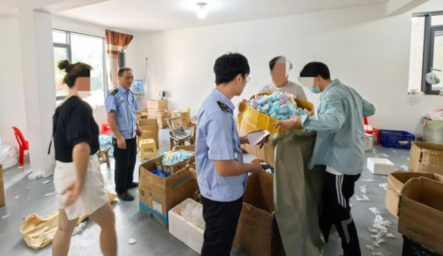 浙江金华查获1.8万个假拉布布（LABUBU）