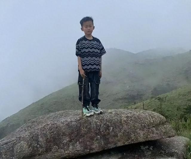 福建一8岁男孩爬山失联超40天，家属最新发声：有人打电话说算出来孩子在哪个方向，我现在只相信科学