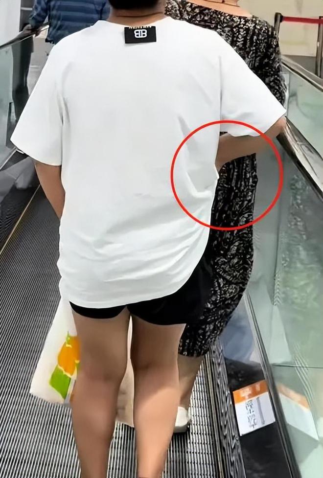 时尚女子超市偷排骨，竟然藏在裤衩中，一边走一边掉，过程被拍