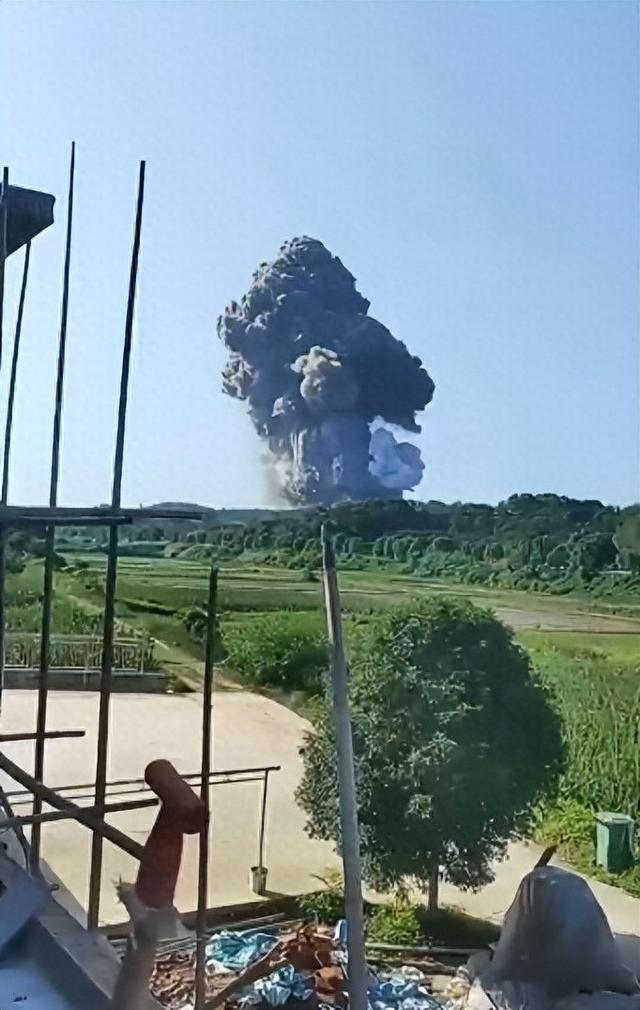 湖南临澧一鞭炮厂发生爆炸，当地通报：正核实伤亡情况；120：伤者被分送至4家医院救治
