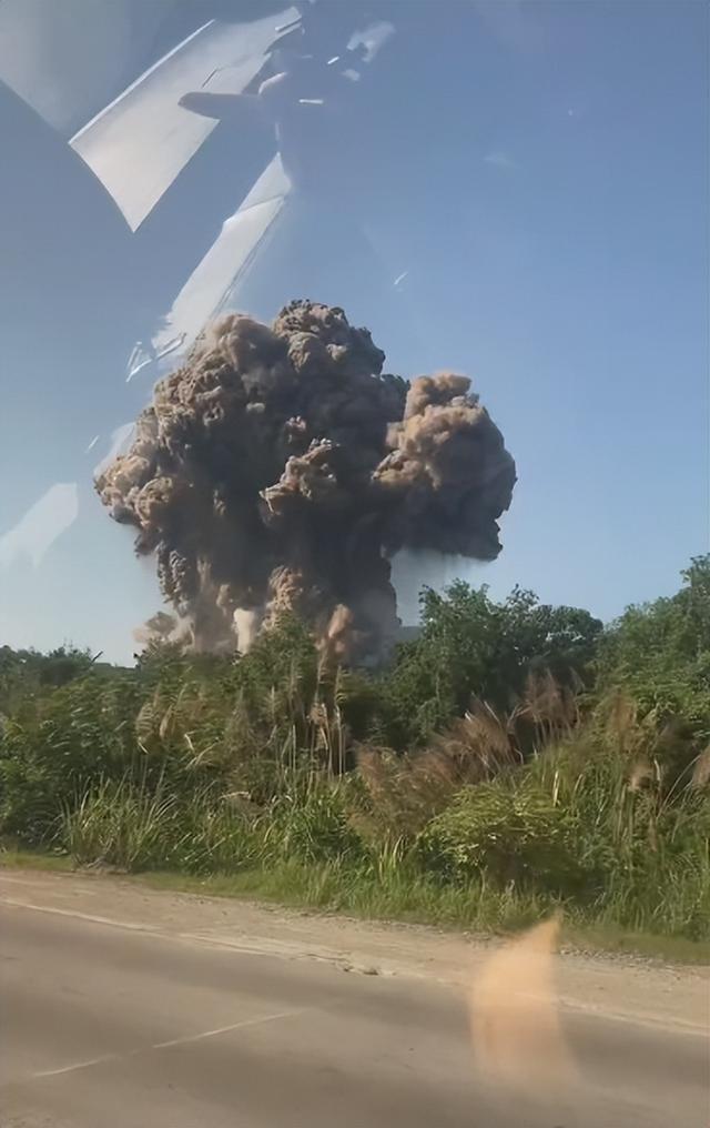 湖南临澧一鞭炮厂发生爆炸，当地通报：正核实伤亡情况；120：伤者被分送至4家医院救治