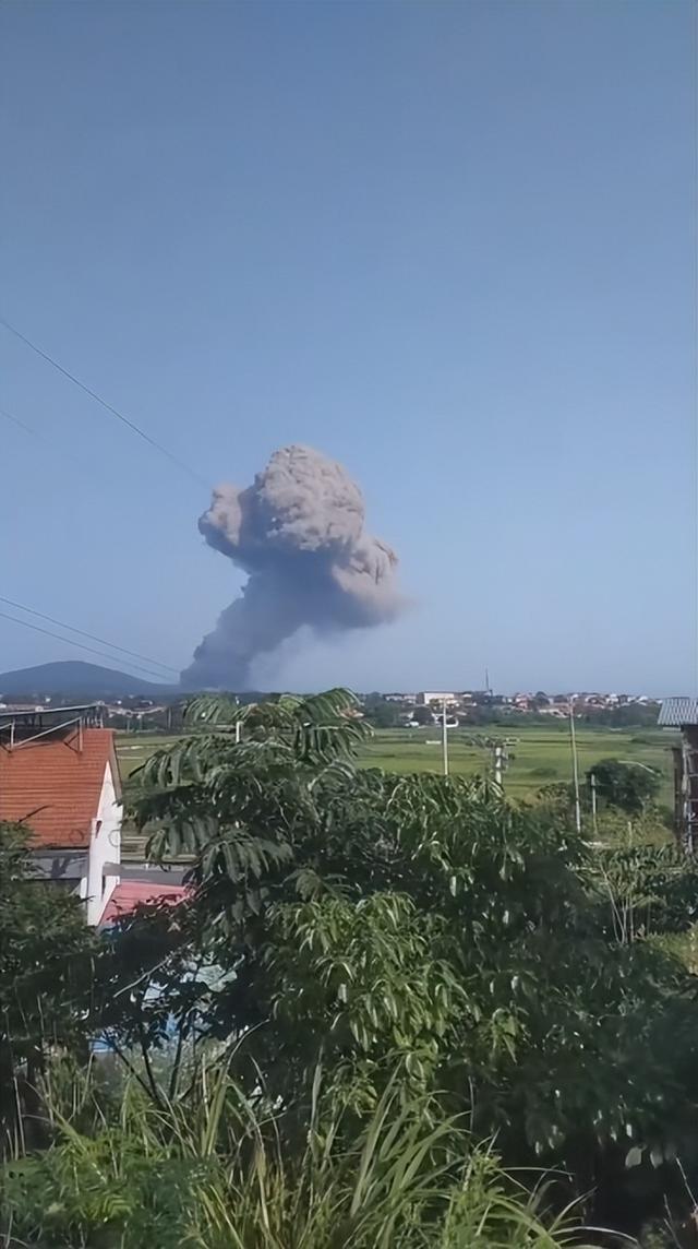 湖南临澧一鞭炮厂发生爆炸，当地通报：正核实伤亡情况；120：伤者被分送至4家医院救治