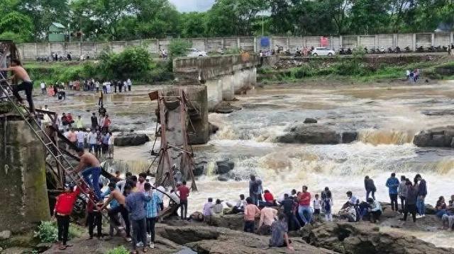 印度一大桥坍塌，至少6人死亡25人失踪
