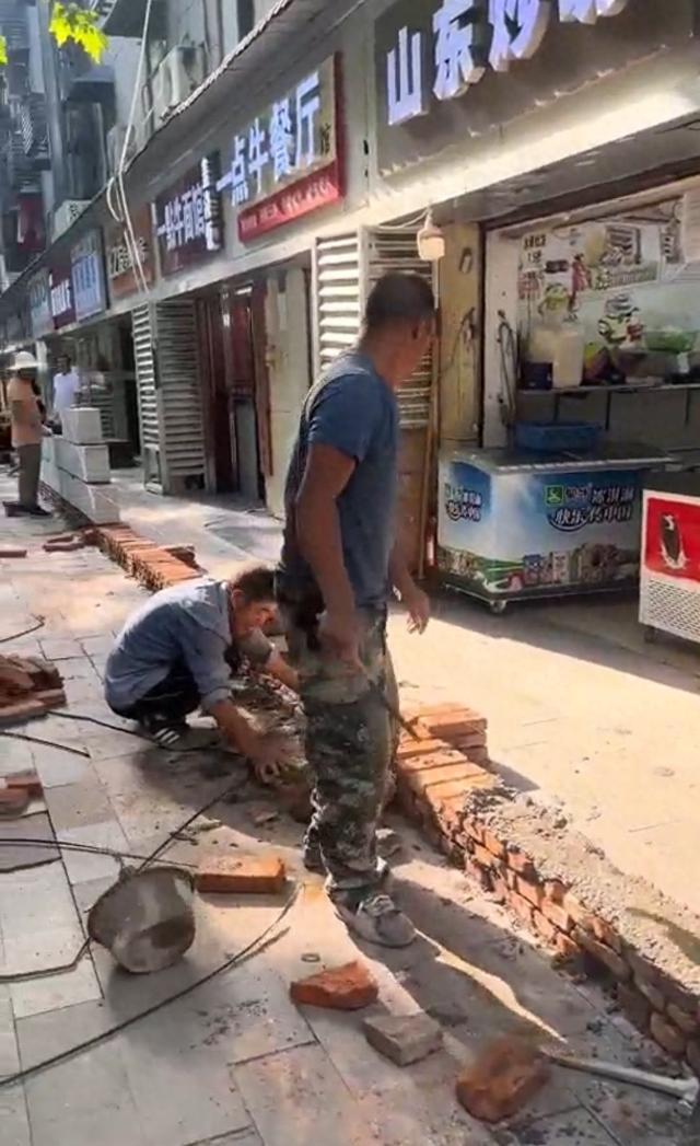 临街商铺门前建起围墙，商户称事发突然；武汉属地街办：属旧城改造拆迁“打围”