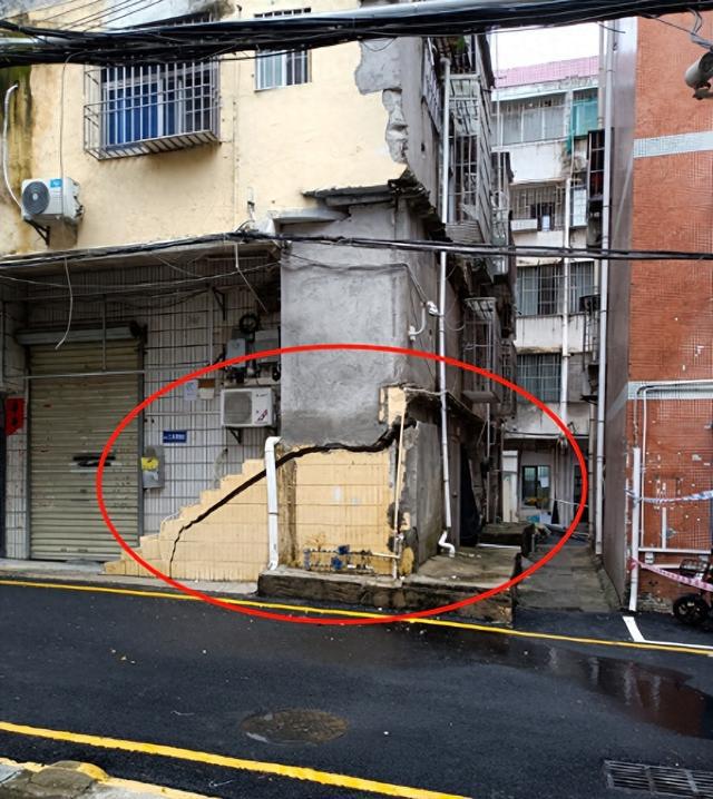 一小区楼房墙体开裂地基疑似下沉；深圳官方刚刚通报：封控25栋楼，邻近学校停课1天！