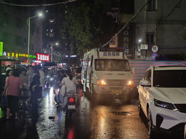一小区楼房墙体开裂地基疑似下沉；深圳官方刚刚通报：封控25栋楼，邻近学校停课1天！