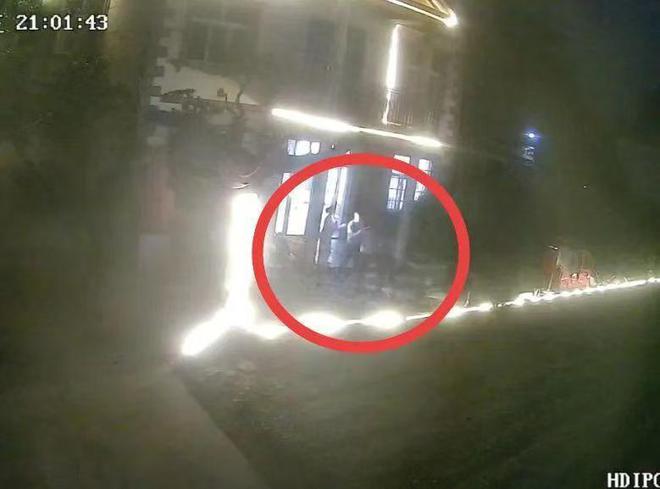因为发了条占道视频，遭村干部父子上门暴打？父亲身份还很特殊？