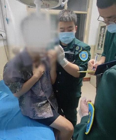 临汾：四根烤肉钢签刺进小伙脖子，钢签为他人故意刺入，详情曝出