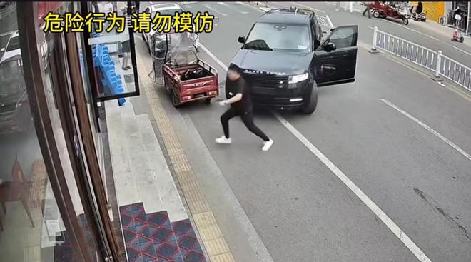 路虎男开车追逐撞人，下车后还持斧头追砍，事发长治，详情可怕