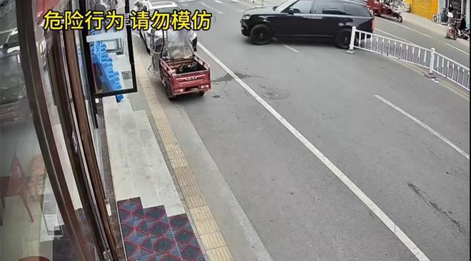 路虎男开车追逐撞人，下车后还持斧头追砍，事发长治，详情可怕