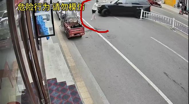 路虎男开车追逐撞人，下车后还持斧头追砍，事发长治，详情可怕