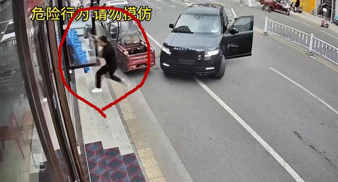 路虎男开车追逐撞人，下车后还持斧头追砍，事发长治，详情可怕