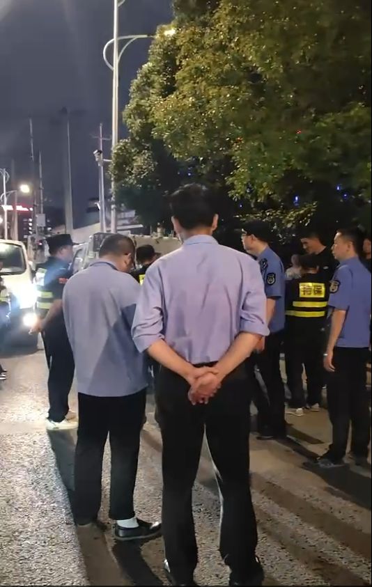 十多名执法者围住一卖瓜摊贩引关注，上海九亭城管：巡逻整治十多处点位，警方到场为预防过激行为