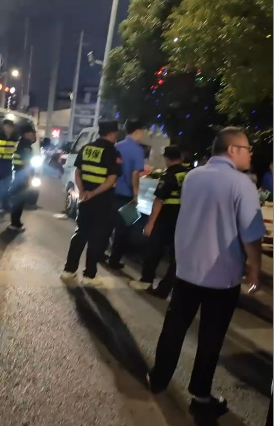 十多名执法者围住一卖瓜摊贩引关注，上海九亭城管：巡逻整治十多处点位，警方到场为预防过激行为