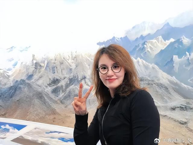 傅园慧一小时游泳课被10万元拍下，拍卖全部款项将捐赠