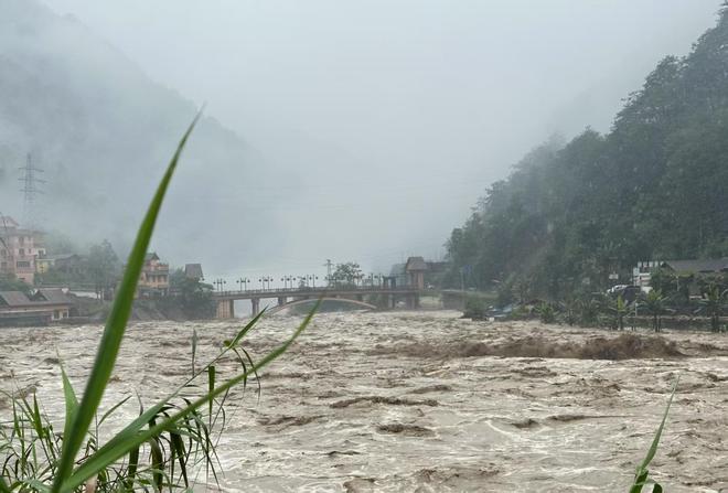 云南贡山持续4天暴雨致交通中断，数十游客曾被困独龙江景区一酒店