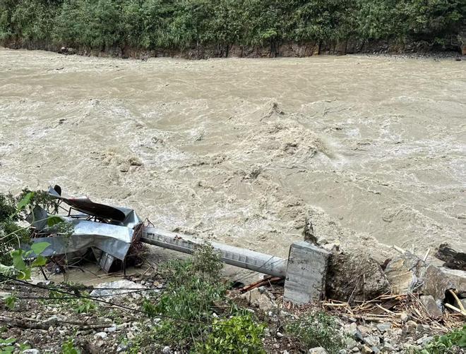 云南贡山持续4天暴雨致交通中断，数十游客曾被困独龙江景区一酒店