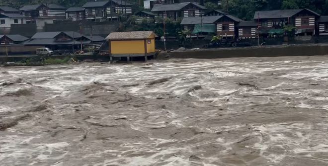 云南贡山持续4天暴雨致交通中断，数十游客曾被困独龙江景区一酒店