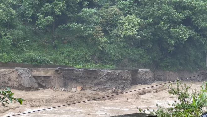 云南贡山持续4天暴雨致交通中断，数十游客曾被困独龙江景区一酒店