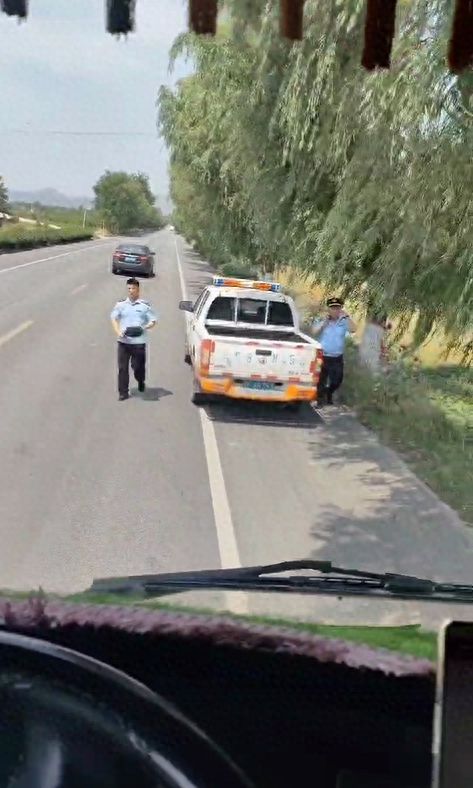 货车被交通执法人员暂扣停车场，扫码交2650元后放行；当事车主：希望查明是否有“猫腻”