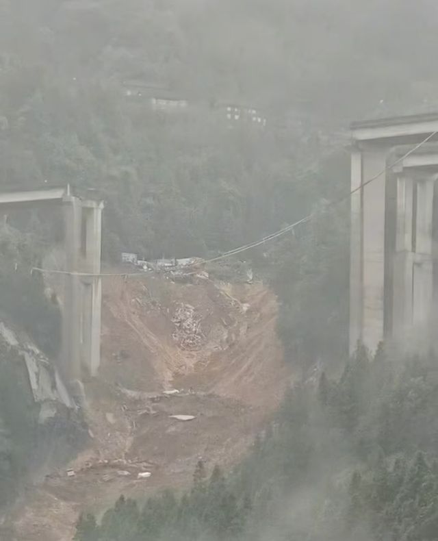 官方通报“厦蓉高速段桥梁垮塌”：山体滑坡导致引桥垮塌，无车辆坠桥