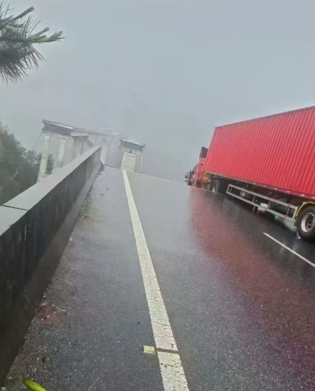 官方通报“厦蓉高速段桥梁垮塌”：山体滑坡导致引桥垮塌，无车辆坠桥