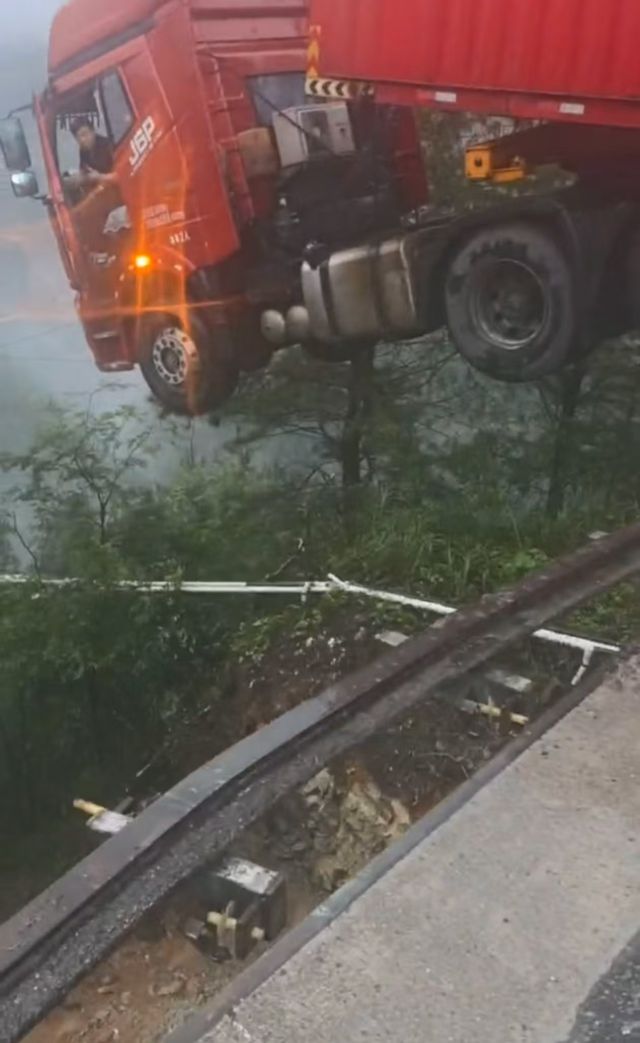 官方通报“厦蓉高速段桥梁垮塌”：山体滑坡导致引桥垮塌，无车辆坠桥