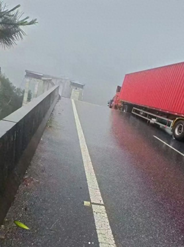现场画面！贵州一高速公路大桥桥面断裂，三都县：已救一人
