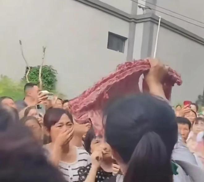 小学食堂让学生吃臭肉，老师吃好肉，被家长发现围堵，现场曝出