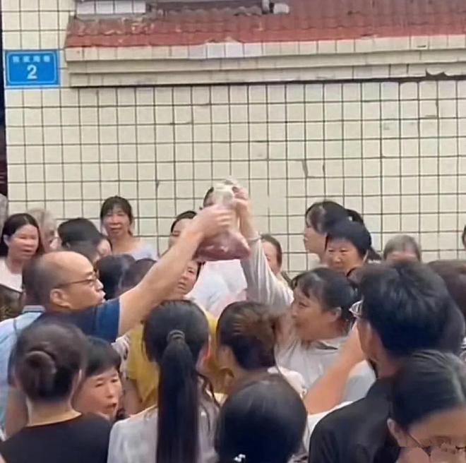 小学食堂让学生吃臭肉，老师吃好肉，被家长发现围堵，现场曝出