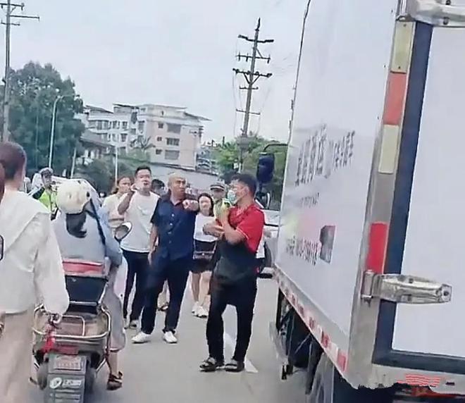小学食堂让学生吃臭肉，老师吃好肉，被家长发现围堵，现场曝出