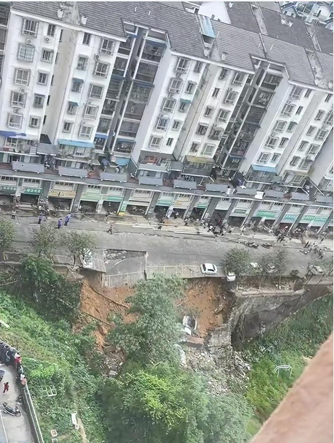 广西一处20米长路段一侧突垮塌，路边4辆小车坠坑散落不少现金；官方回应：未造成伤亡