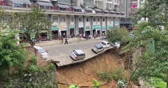 广西一处20米长路段一侧突垮塌，路边4辆小车坠坑散落不少现金；官方回应：未造成伤亡
