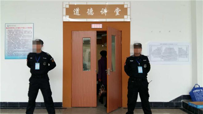 男教师因多次猥亵女生受处分，现在居然调至保卫处工作，网友炸锅