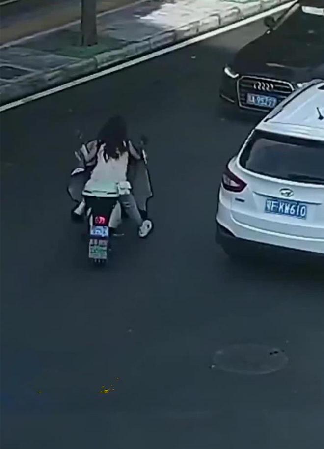 女子骑车遇到小孩鬼探头，小孩先天性疾病也要女子赔偿，详情曝出