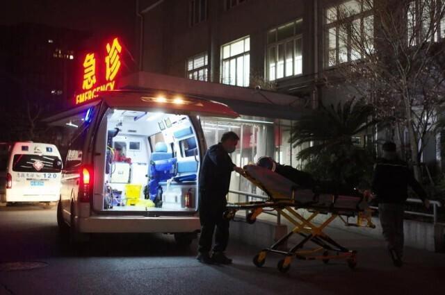 救护车送临终老人回家，3公里路程索要1800，详情曝出，网友炸锅