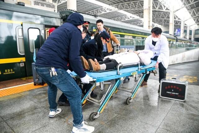 救护车送临终老人回家，3公里路程索要1800，详情曝出，网友炸锅