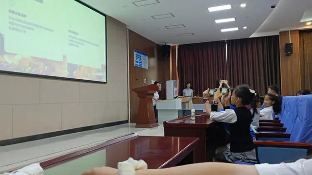 青春接力育新苗——黄河科技学院全国科技工作者日上演科学教