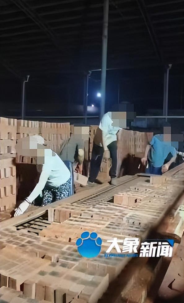 湖南临湘再现“黑砖厂”，利用智障人员做砖，不给工钱，详情可怕