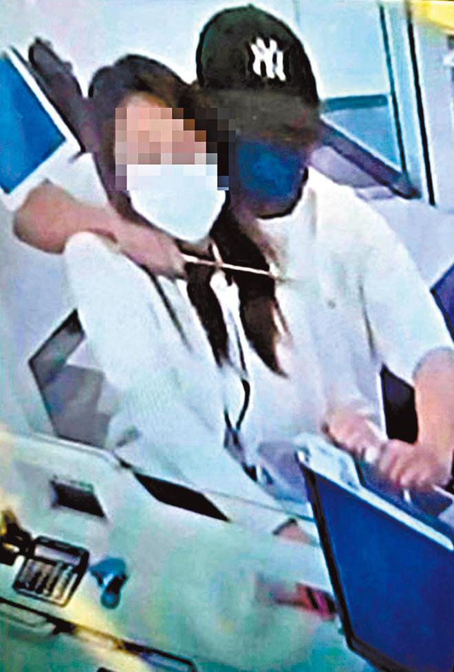 香港突发数宗抢劫案，有一劫匪挟持银行女职员抢走37万，详情曝出