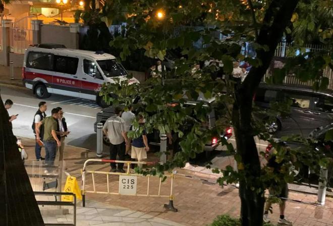 香港突发数宗抢劫案，有一劫匪挟持银行女职员抢走37万，详情曝出
