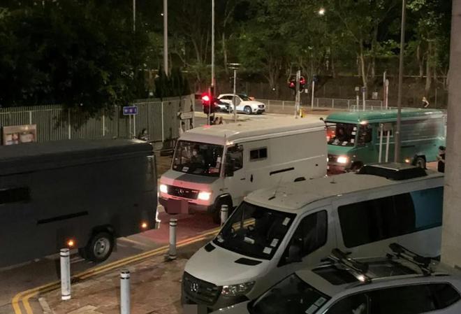 香港突发数宗抢劫案，有一劫匪挟持银行女职员抢走37万，详情曝出