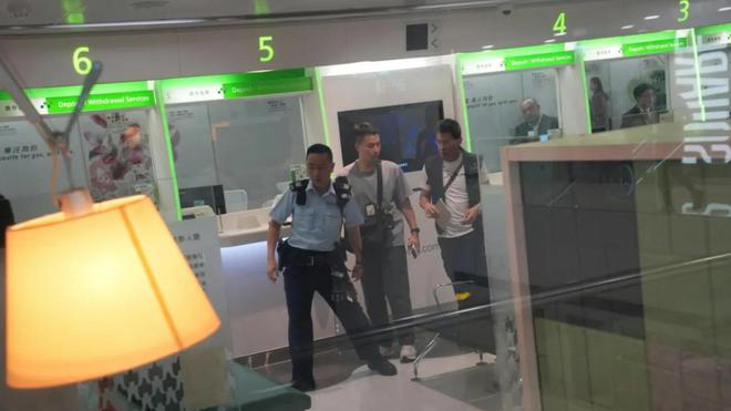 香港突发数宗抢劫案，有一劫匪挟持银行女职员抢走37万，详情曝出