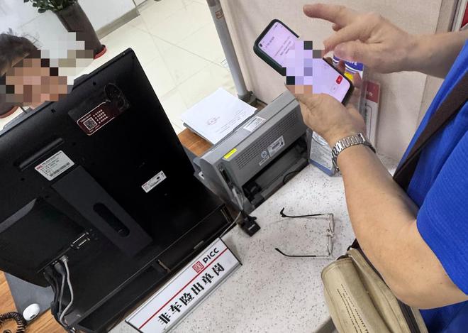 网上预约几个月无果，“黄牛”1小时搞定，买摩托车交强险到底是难还是易，背后又是谁的生意经？