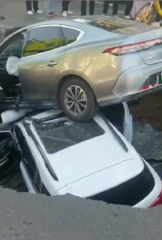 邯郸柏油马路突现深坑，有车辆猝不及防陷落，车主踩着车身从坑内爬出