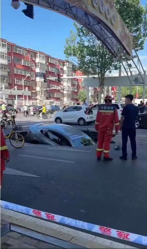 邯郸柏油马路突现深坑，有车辆猝不及防陷落，车主踩着车身从坑内爬出