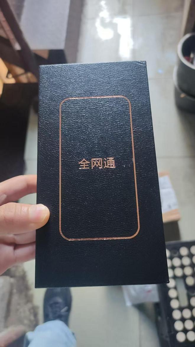 男子称在淘宝网买到“山寨”手机，要求“退一赔三”遭拒；律师：若店铺公开售假，平台应负连带责任