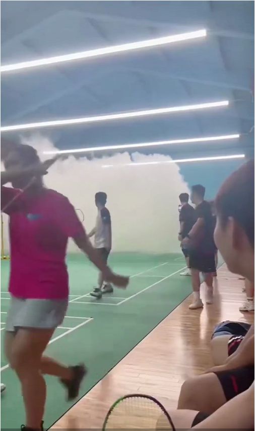男子动用灭火器驱离球员？羽毛球馆回应称是误会，否认深夜打球扰民